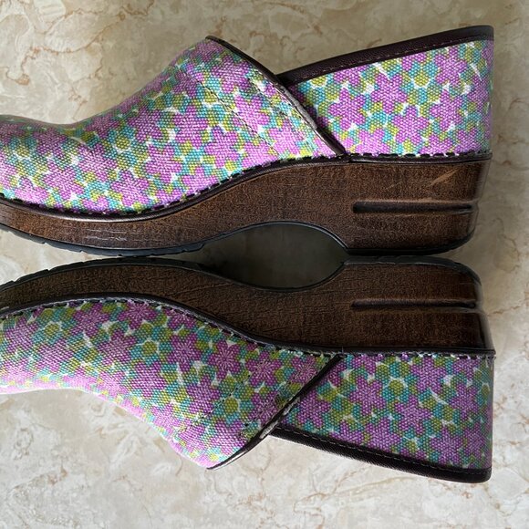 Dansko Clogs Sz 40 Vegan Floral Canvas Design with Brown Trim and Heel - Picture 9 of 14